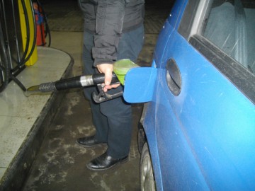 Benzina a coborât sub pragul de 5 lei pe litru. Moldova este prima care a aflat vestea bună. De unde se poate lua carburant cu 4,97 lei?